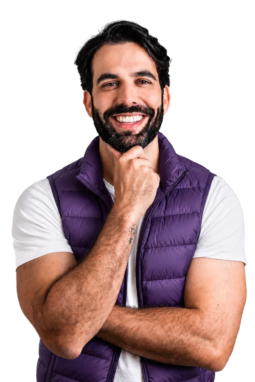 Daniel Neves, CEO da Avantar, sorrindo, com a mão no queixo.